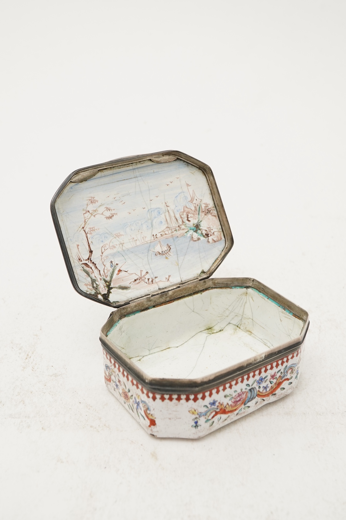 A Chinese Guangzhou enamel European subject snuff box, 18th century
